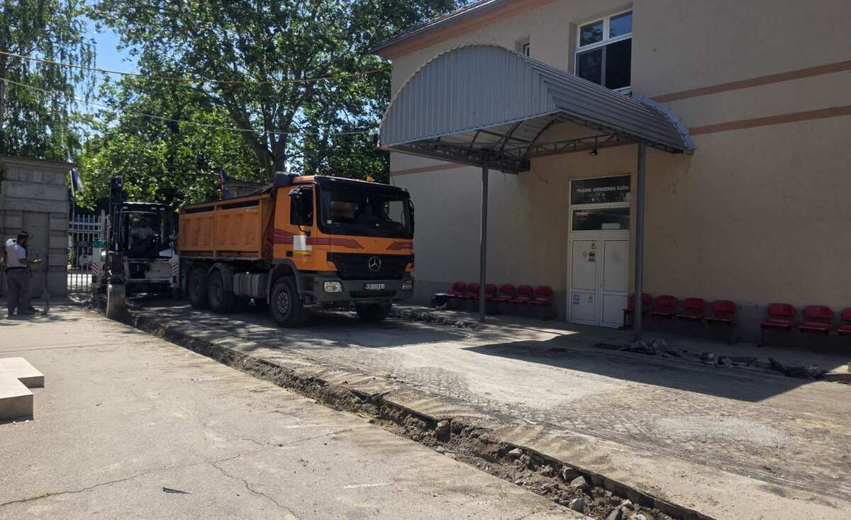 У току асфалтирање главног улаза и стаза у кругу болнице